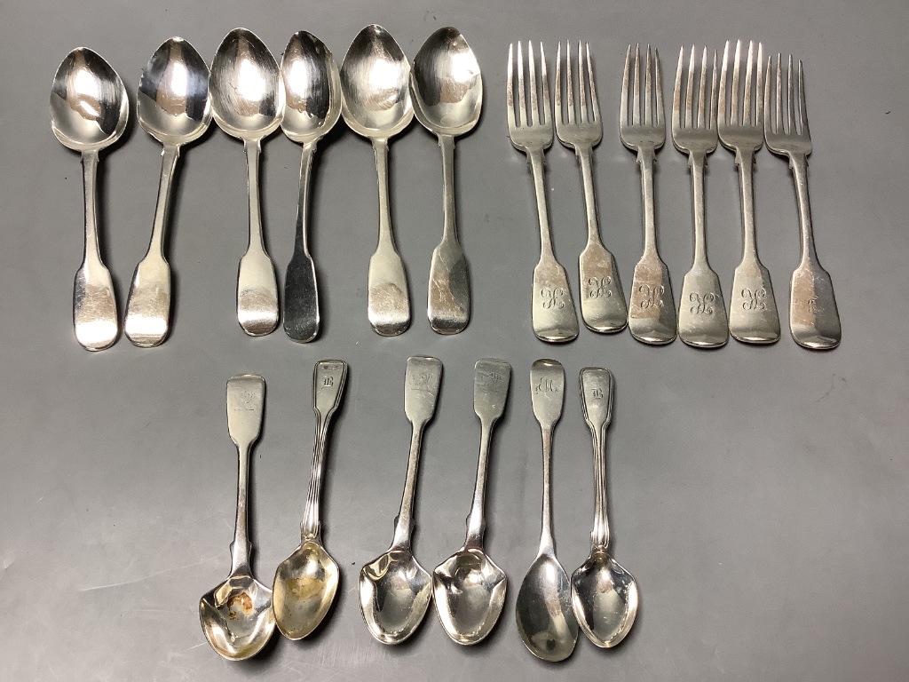 A set of six George III silver fiddle pattern dessert spoons and a small quantity of mixed fiddle pattern flatware, approximately 19oz